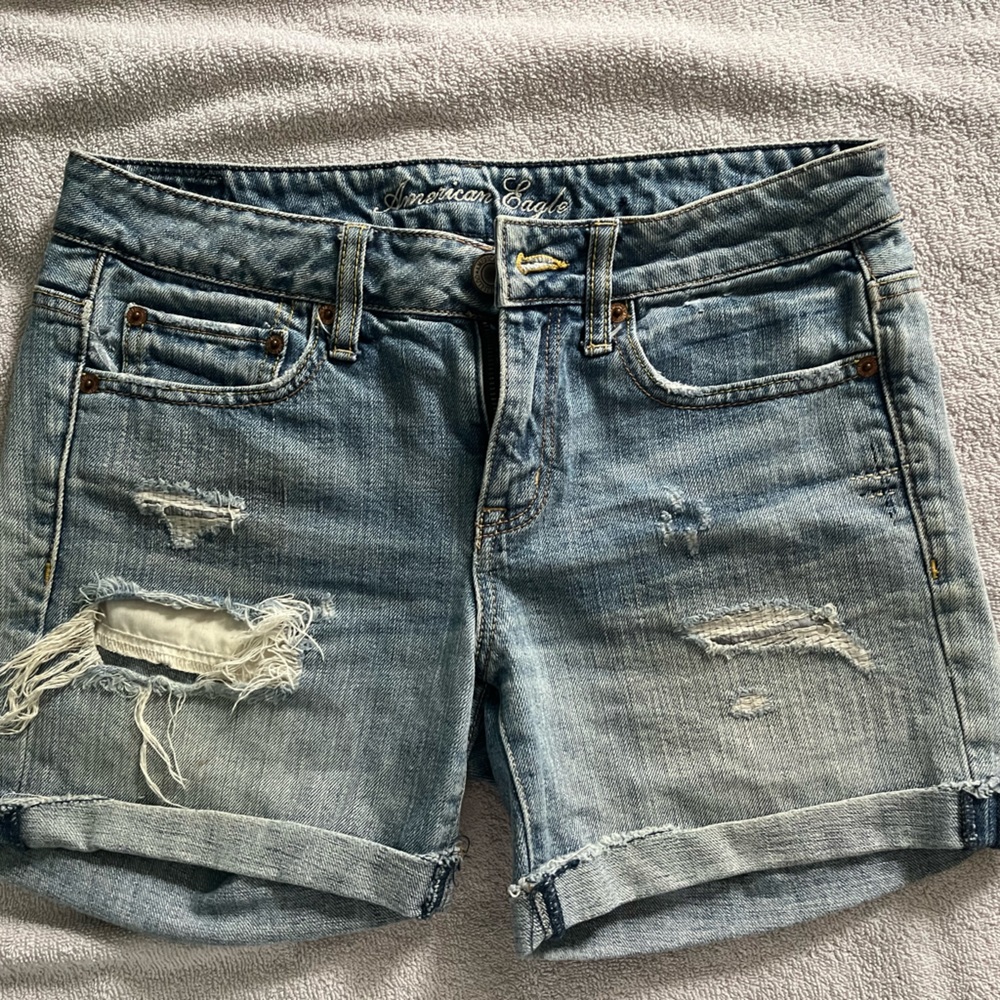 6 pairs of American Eagle shorts. All size 2 except the white pair, size 4.